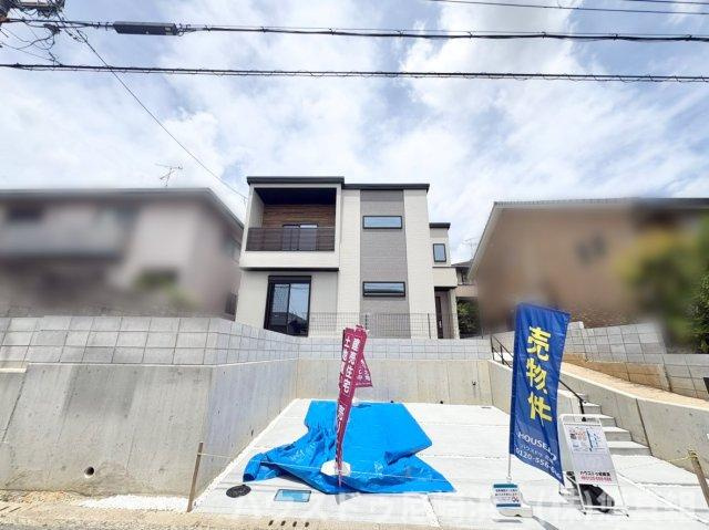新築戸建　川西市緑台3丁目　の外観|南向きで窓が多く、陽当り・通風良好です。全居室に収納も完備♪シックなバイカラーの外観が印象的。