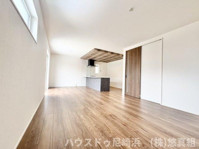 新築戸建　川西市緑台3丁目　の居間・リビング|1F LDK広々19帖　大空間のLDKは家族が集まっても全く窮屈感を感じず、伸び伸びと過ごせます。