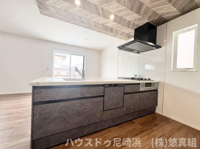 新築戸建　川西市緑台3丁目　のキッチン|家事ラクを叶える食洗機付き。リビングを見渡せ家族とコミュニケーションをとりながら調理ができます♪