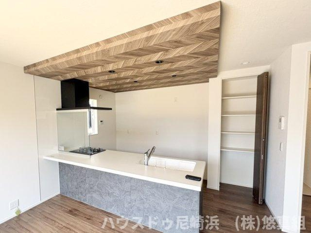 新築戸建　川西市緑台3丁目　のキッチン|キッチン後部にはパントリー（可動式・4段）付き。食品・日用品のストックもスッキリ整理して収納可能♪