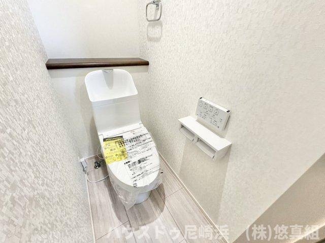 新築戸建　川西市緑台3丁目　のトイレ|温水洗浄便座で、冬でも暖かい便座で冷え知らず！洗浄機能で衛生的♪各階にございます。