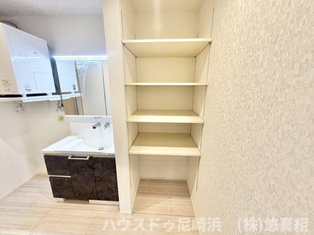 新築戸建　川西市緑台3丁目　の独立洗面台|毎日の身支度を落ち着いて行え、収納も兼ね備えた独立洗面台♪洗面台横には収納棚（可動式）ございます。
