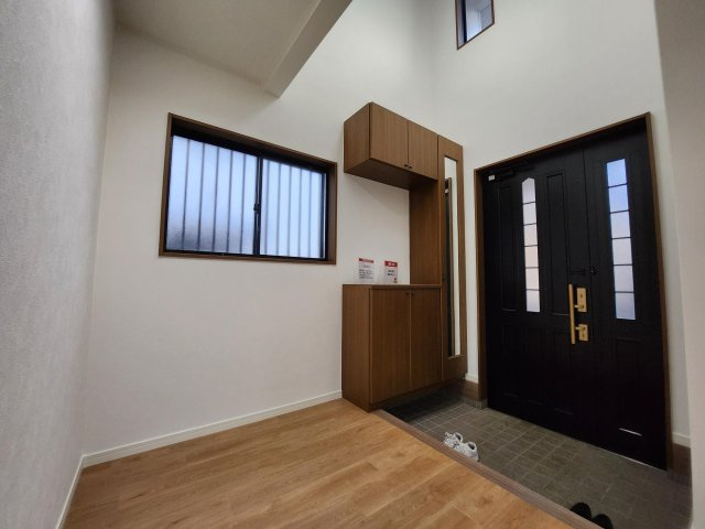 【玄関】 | アトムセレクト　佐倉市中志津2丁目中古戸建 | 吹抜けの玄関は明るく開放感があります