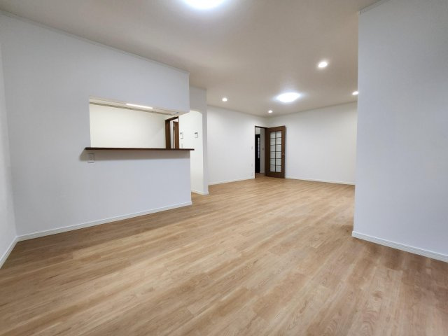 【居間・リビング】 | アトムセレクト　佐倉市中志津2丁目中古戸建 | LDK２０帖