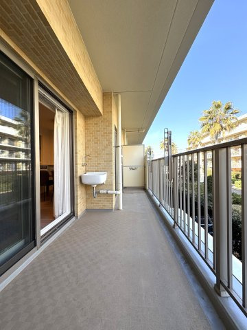 GRAND SHONAN LIFE — 海と暮らす、80㎡の安心感のバルコニー