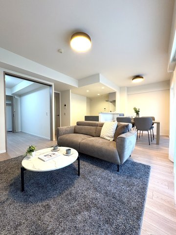 GRAND SHONAN LIFE — 海と暮らす、80㎡の安心感の居間・リビング