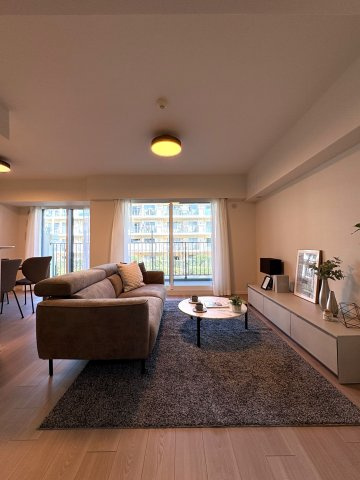 GRAND SHONAN LIFE — 海と暮らす、80㎡の安心感の居間・リビング