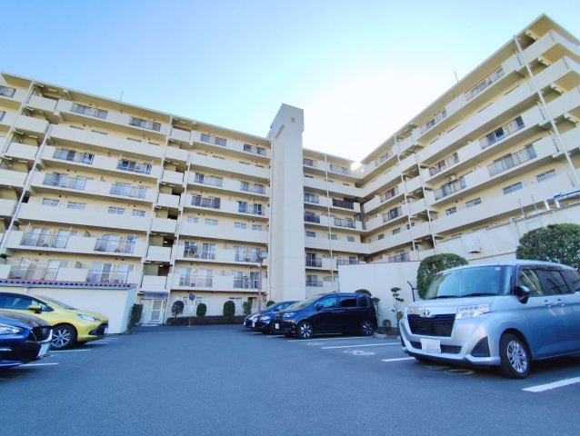 東建ニューハイツ入間の外観|駐車場も広々、駐車が苦手な方も大丈夫ですよ♪