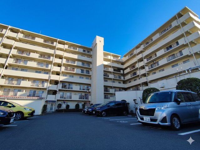 東建ニューハイツ入間の外観|清潔感のあるホワイトカラーの外観