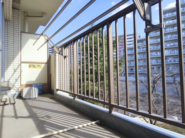 東建ニューハイツ入間のバルコニー|目の前は川を見渡せる眺望良好な環境です