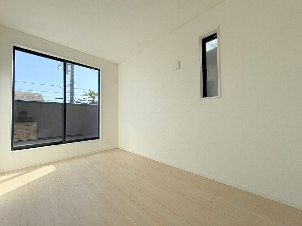 三郷市早稲田6丁目　新築戸建　全4棟　4号棟の洋室|バルコニーに面した明るい洋室5帖