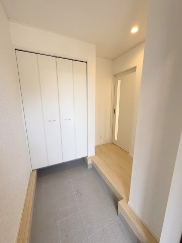 三郷市早稲田6丁目　新築戸建　全4棟　4号棟の玄関|玄関周りがスッキリ片付く大型シューズクローゼット