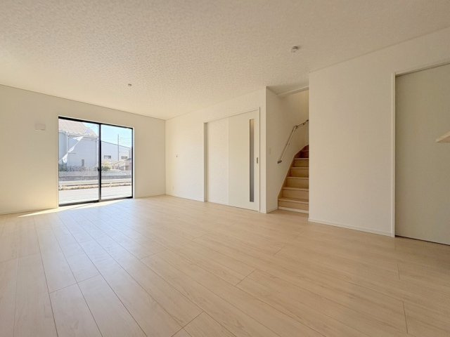 三郷市早稲田6丁目　新築戸建　全4棟　4号棟の居間・リビング|コミュニケーションの取れるリビングイン階段