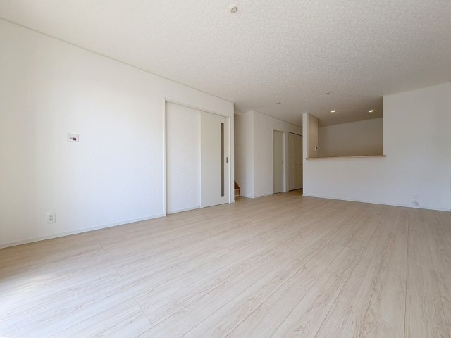 三郷市早稲田6丁目　新築戸建　全4棟　4号棟の居間・リビング|家族団らんで過ごすリビングは18.25帖の広さを確保