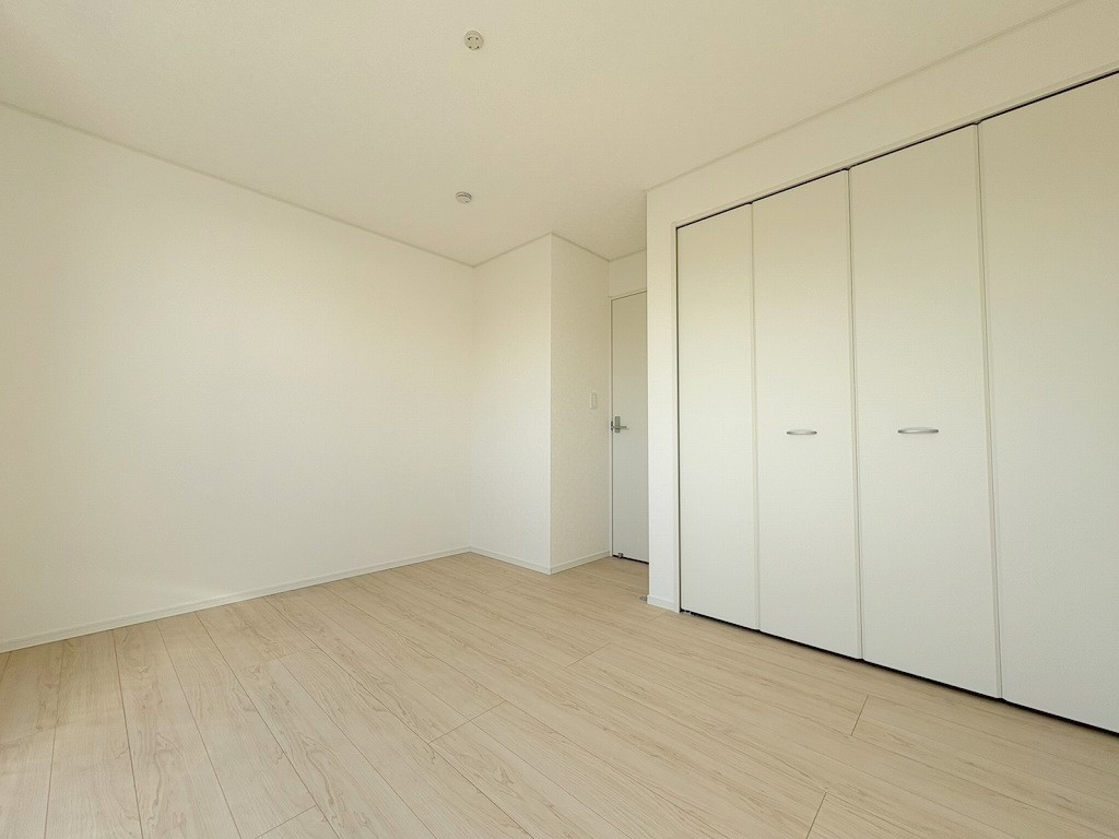 三郷市早稲田6丁目　新築戸建　全4棟　4号棟の洋室|各居室に収納完備でお部屋がスッキリ片付きます