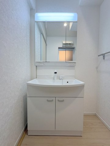 三郷市早稲田6丁目　新築戸建　全4棟　4号棟の独立洗面台|三面鏡付きシャワードレッサーで朝の準備も快適