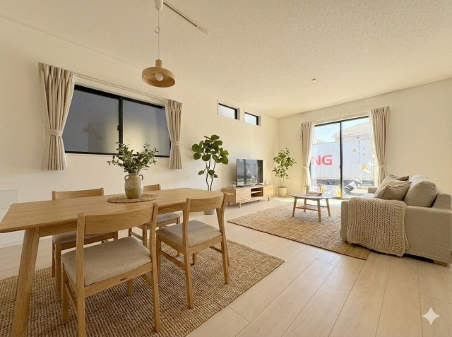 三郷市早稲田6丁目　新築戸建　全4棟　4号棟の居間・リビング|現況の物件写真にCGによる画像処理を行っています。家具、家電、小物、カーテン等はイメージはCGです。