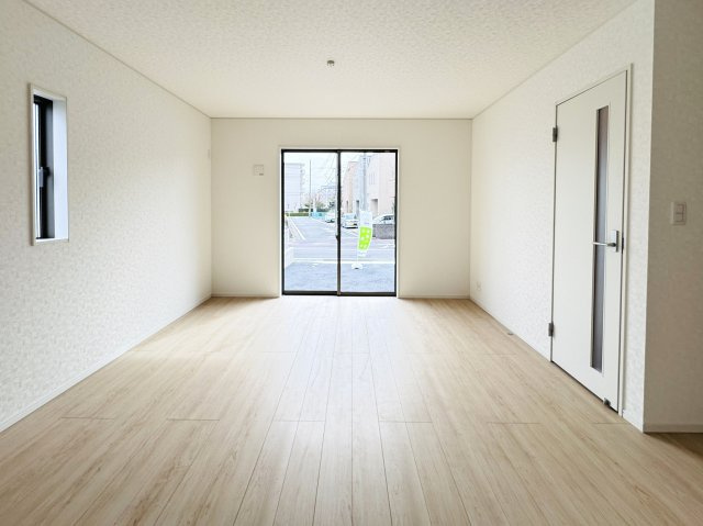 三郷市早稲田６丁目新築戸建【前間小学校：9分】の居間・リビング|18.2帖リビングダイニングキッチン