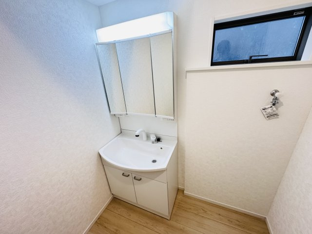 三郷市早稲田６丁目新築戸建【前間小学校：9分】の独立洗面台|シャワーヘッド付き三面鏡洗面化粧台