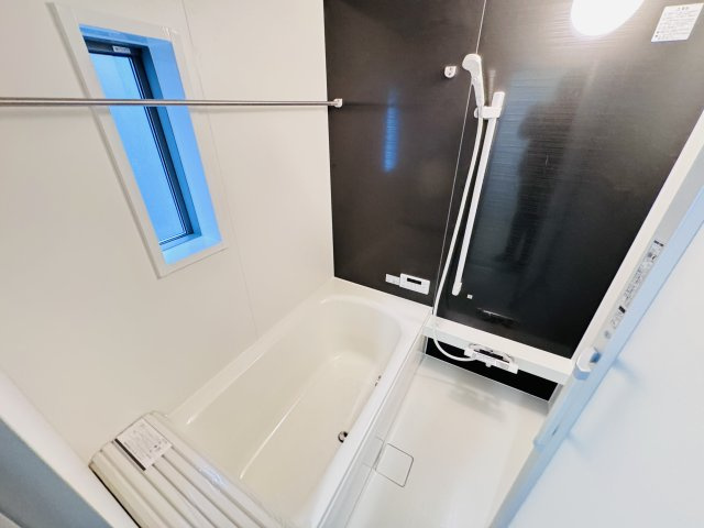 三郷市早稲田６丁目新築戸建【前間小学校：9分】の浴室|手元で水流切り替えシャワーヘッド・足を伸ばせる広々浴槽で毎日リラックス♪