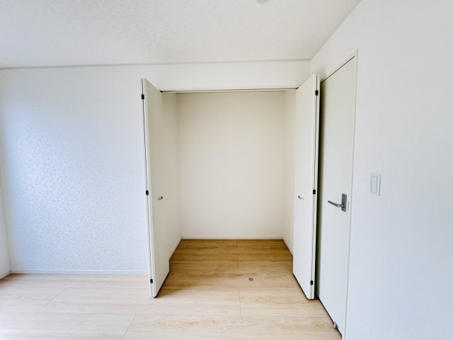 三郷市早稲田６丁目新築戸建【前間小学校：9分】の収納|6帖寝室収納