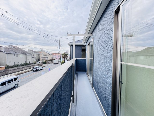 三郷市早稲田６丁目新築戸建【前間小学校：9分】のバルコニー|寝室前ワイドバルコニー