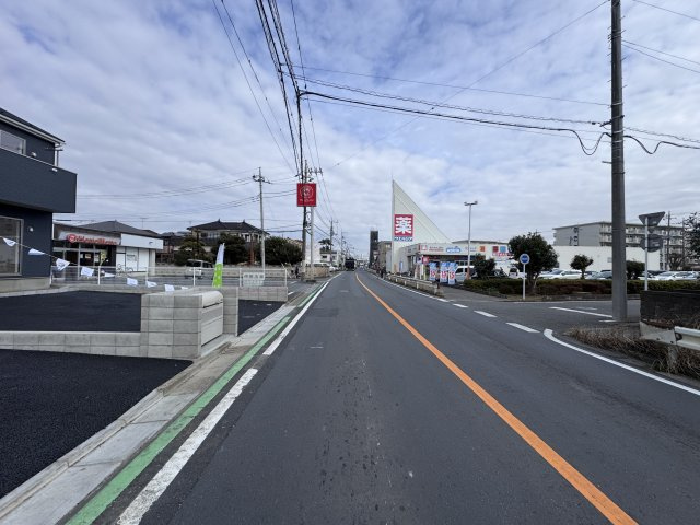 三郷市早稲田６丁目新築戸建【前間小学校：9分】の前面道路含む現地写真|東側前面道路・幅員約11ｍ