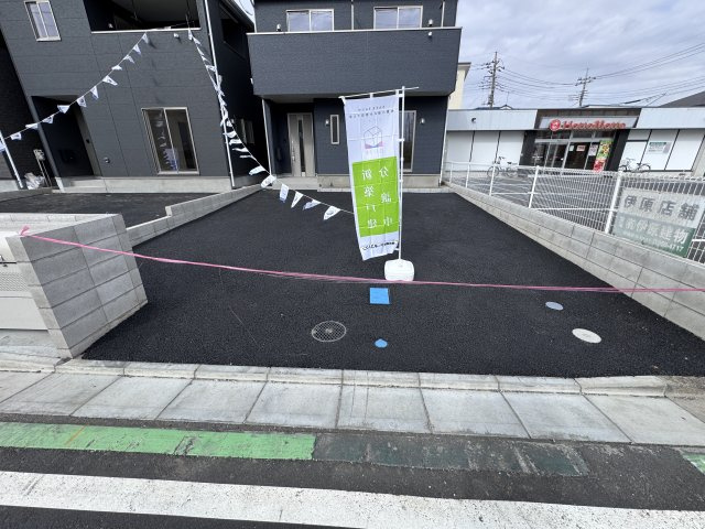 三郷市早稲田６丁目新築戸建【前間小学校：9分】の駐車場|1号棟駐車スペース・並列2台駐車可