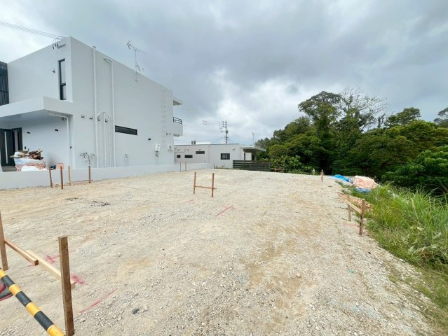 読谷村座喜味　新築共同住宅の外観