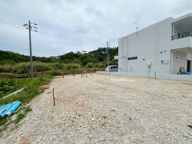 読谷村座喜味　新築共同住宅の外観