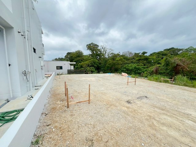 読谷村座喜味　新築共同住宅の外観