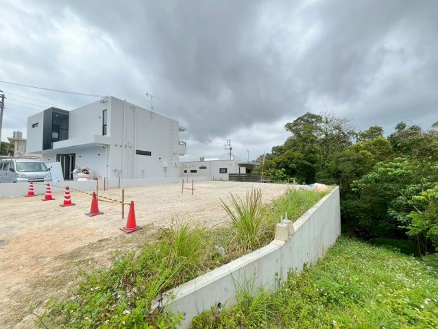 読谷村座喜味　新築共同住宅の外観