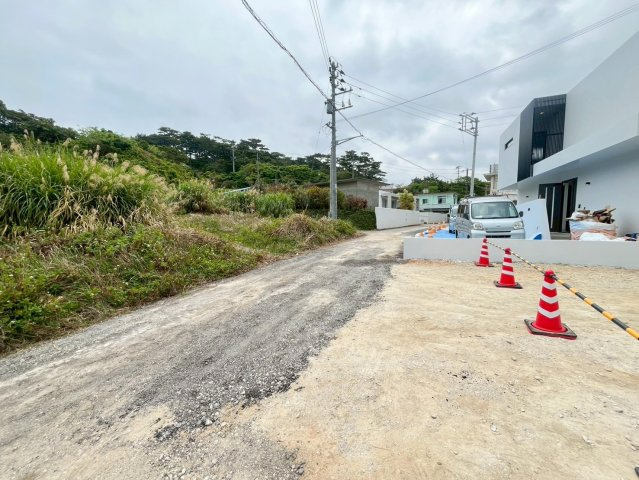 読谷村座喜味　新築共同住宅の前面道路含む現地写真