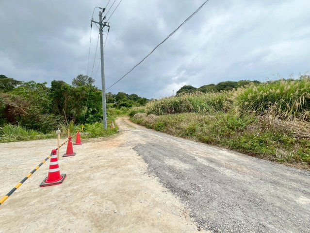 読谷村座喜味　新築共同住宅の前面道路含む現地写真
