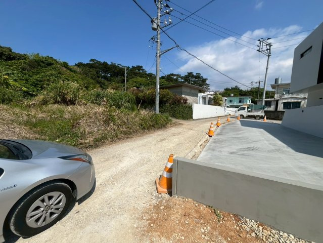 読谷村座喜味　新築共同住宅の前面道路含む現地写真|2026/3/17　現地写真