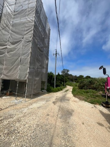 読谷村座喜味　新築共同住宅の前面道路含む現地写真|2026/7/16　現地写真