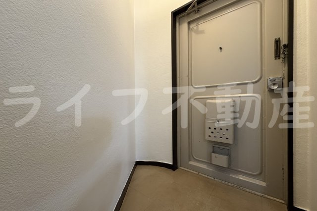 本町ビルの玄関