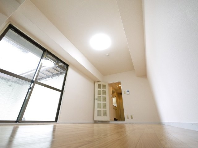 メゾンアンテルナ奈良の居間・リビング|こちらの居間で趣味の時間をお楽しみください