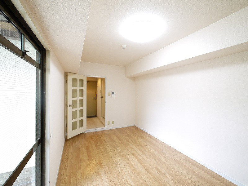 メゾンアンテルナ奈良の寝室|広くて明るい寝室