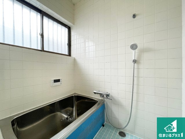 川西市錦松台　中古一戸建ての前面道路含む現地写真|車通りの少ない前面道路！お子様がいらっしゃるご家族でも安心！