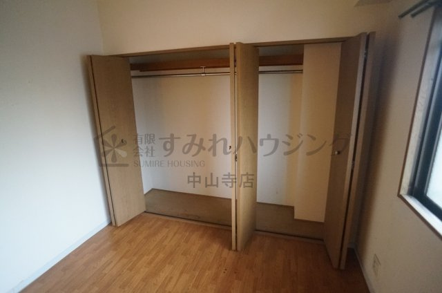 プレステージ安倉の洋室|リビング隣の洋室です