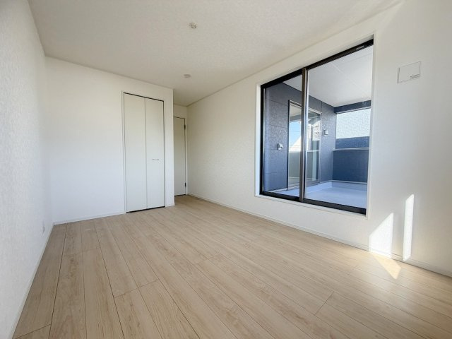 三郷市早稲田6丁目　新築戸建　全4棟　2号棟の洋室|バルコニーに面した洋室7.2帖・主寝室としていかがでしょう