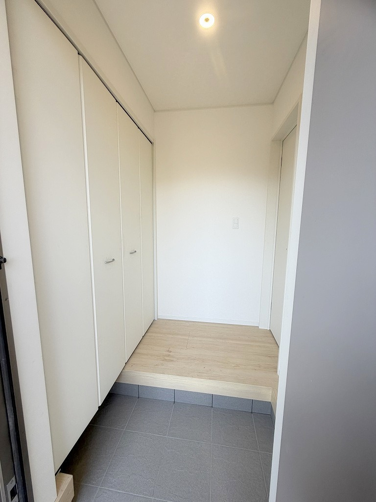 三郷市早稲田6丁目　新築戸建　全4棟　2号棟の玄関|玄関から見た室内写真です