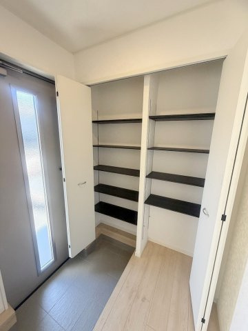 三郷市早稲田6丁目　新築戸建　全4棟　2号棟の玄関|玄関周りがスッキリ片付く大型シューズクローゼット