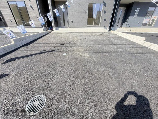 三郷市早稲田6丁目　新築戸建　全4棟　2号棟の駐車場|家族の車＋来客用にも便利な並列2台駐車