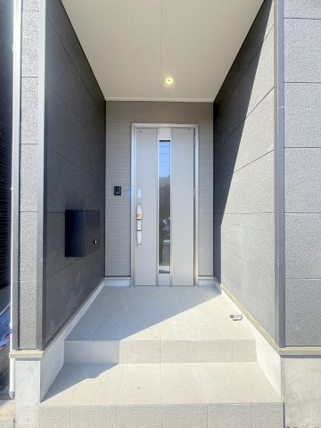 三郷市早稲田6丁目　新築戸建　全4棟　2号棟のエントランス|玄関アプローチ