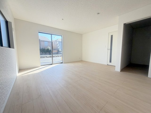 三郷市早稲田6丁目　新築戸建　全4棟　2号棟の居間・リビング|家族団らんで過ごすリビングは16.7帖の広さを確保