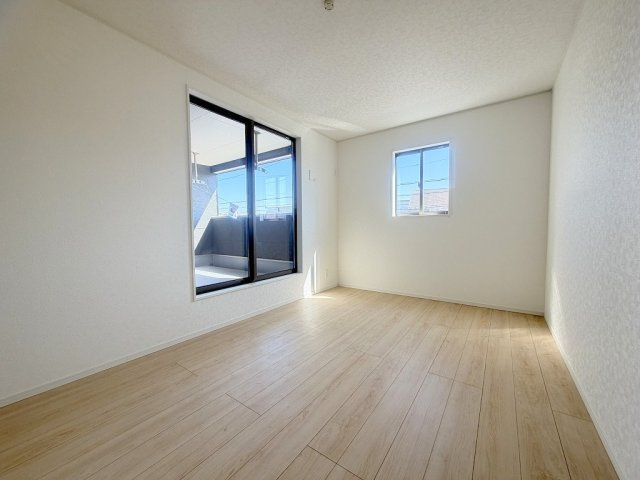 三郷市早稲田6丁目　新築戸建　全4棟　2号棟の洋室|2面採光の明るい洋室です