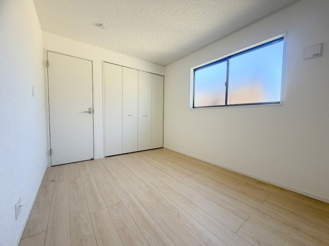 三郷市早稲田6丁目　新築戸建　全4棟　2号棟の洋室|各居室に収納完備でお部屋がスッキリ片付きます