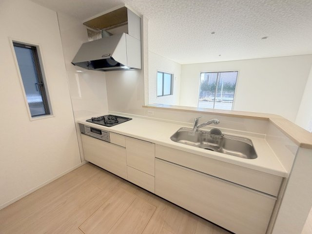 三郷市早稲田6丁目　新築戸建　全4棟　2号棟のキッチン|会話の弾む対面システムキッチンです